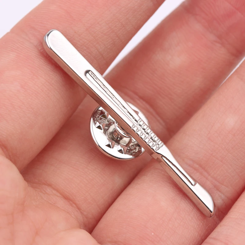 

Silver Colors Scalpel Brooches Pin the Doctor Knife Jewelry Gift for Surgeon/Nurse Medical/Chemistry Jewelry Garment Accessories