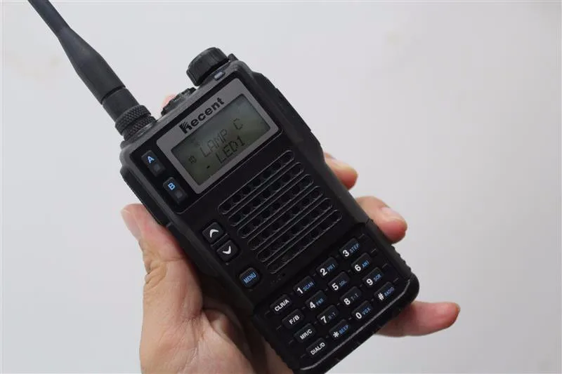 Высокая мощность 10 Вт трехдиапазонный VHF/UHF двухсторонний радиопередатчик приемопередатчик радиоприемники w/DTMF/ANI/Scramble функция+ светодиодный фонарик