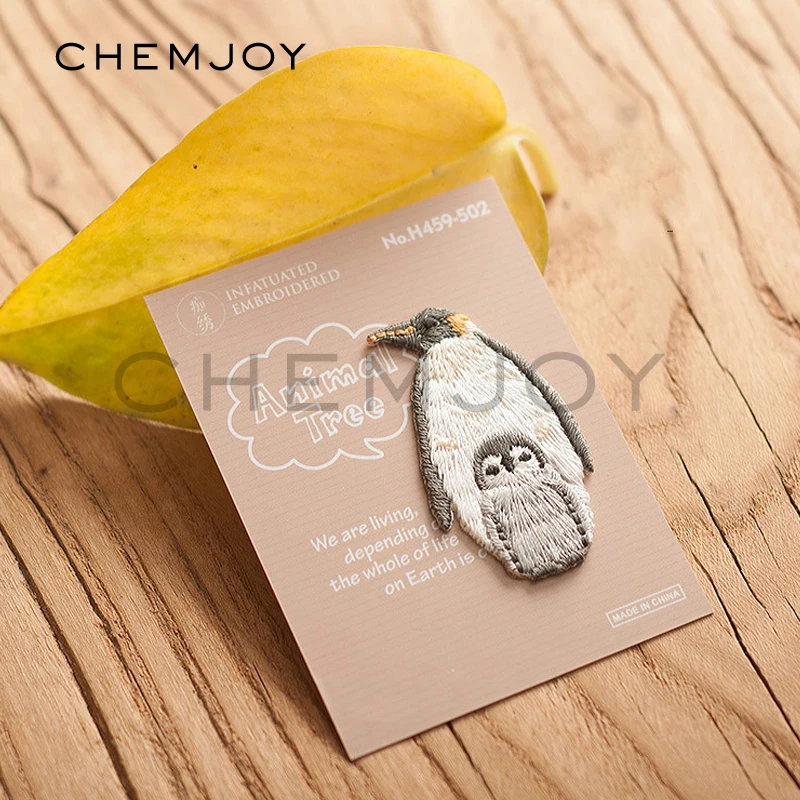 

1Pcs Penguin with Baby Embroidered Patch for Clothing Iron Cartoon Animal Sewing Appliques for Kids Clothes Shoes Bags Stickers