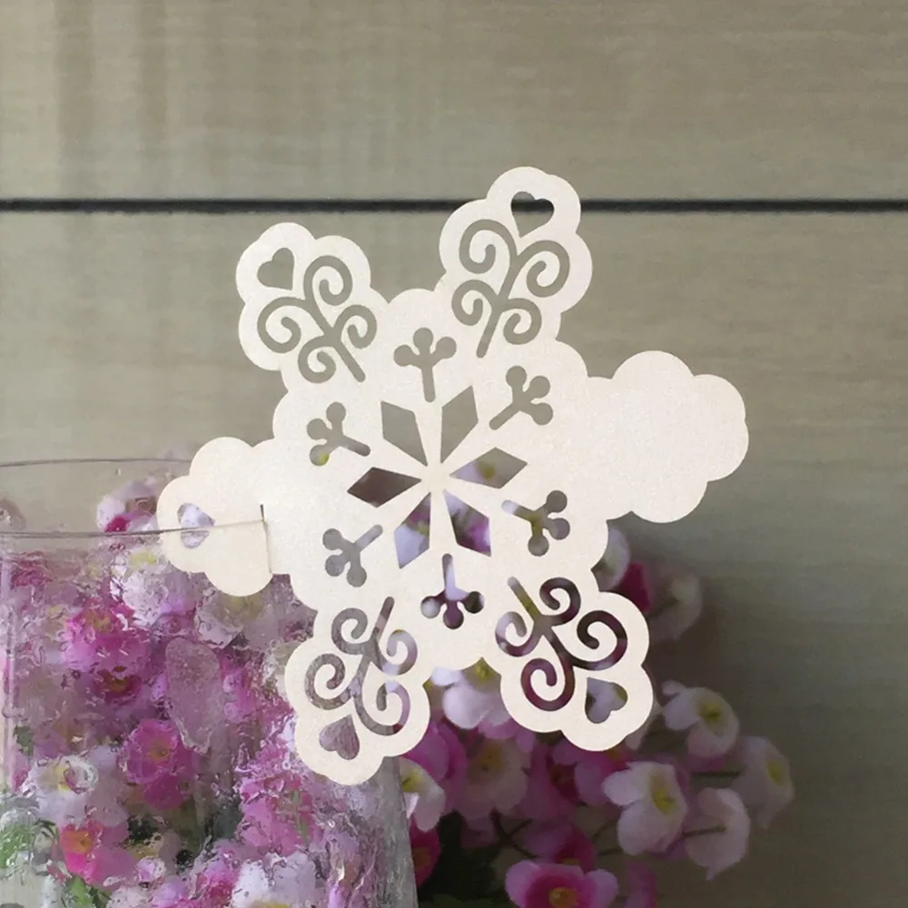 

50pcs New Year Christmas Gift Parcel Tags Xmas Snowflake Scalloped 250gsm shimmer Paper Tag name card home decoration