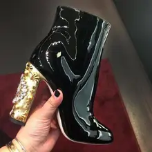 Год новейшие черные женские полусапожки из лакированной кожи ботильоны на толстом каблуке украшенные золотыми шипами прямая поставка с фабрики
