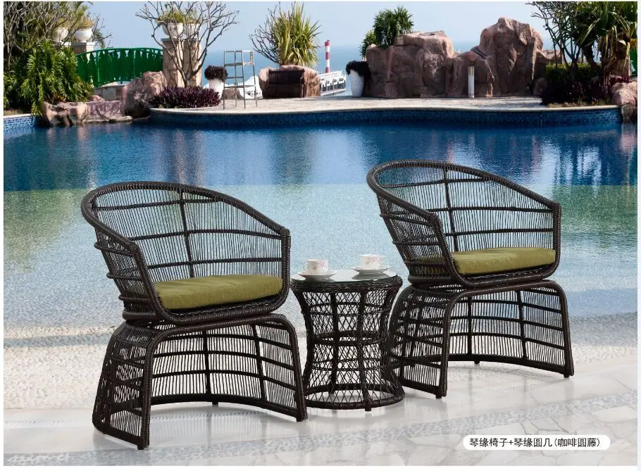 Rattan Moden coffee table and chairs 3pieces settable and chairs