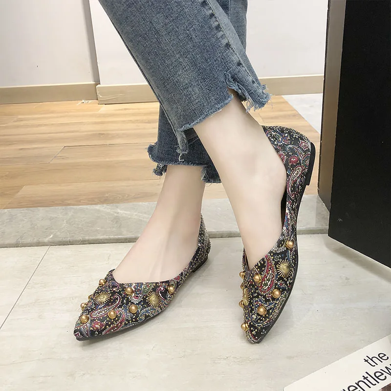 

Solid 2019 Women Shoes Shallow Mouth Women's Moccasins Pointed Toe Rivets Studs All-Match Autumn Dress Flat Fashion Woman