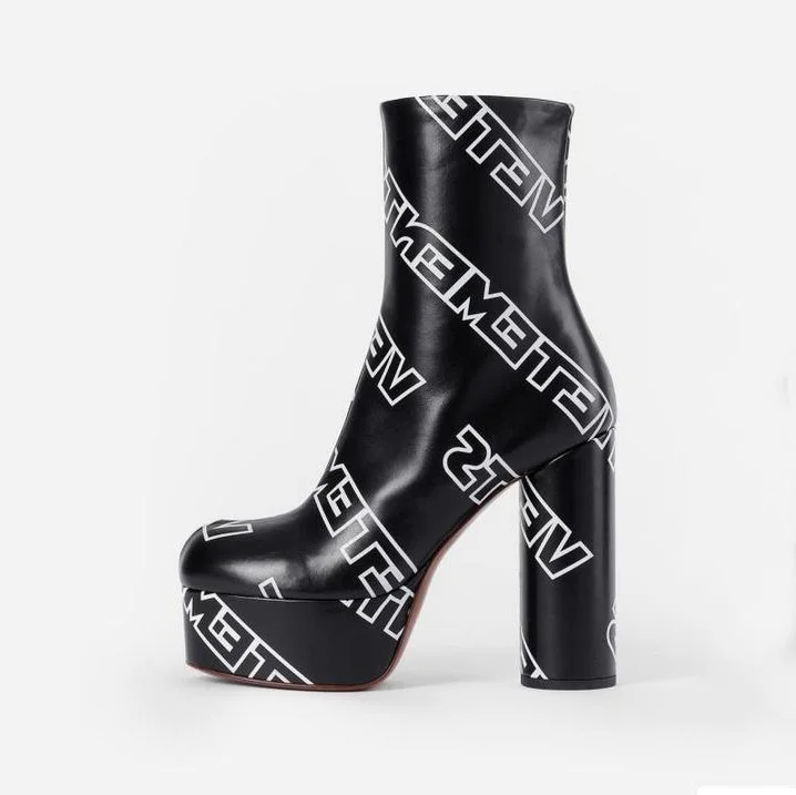 Зимние ботинки; женские ботильоны из натуральной кожи на квадратном каблуке с буквенным принтом; ботинки в байкерском стиле на высокой платформе и каблуке; Цвет Черный