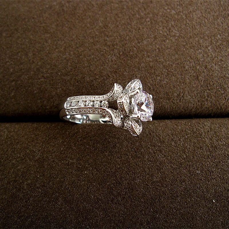 Роскошное кольцо с микро паве 2 карата в форме импортного ромбовидного цветка