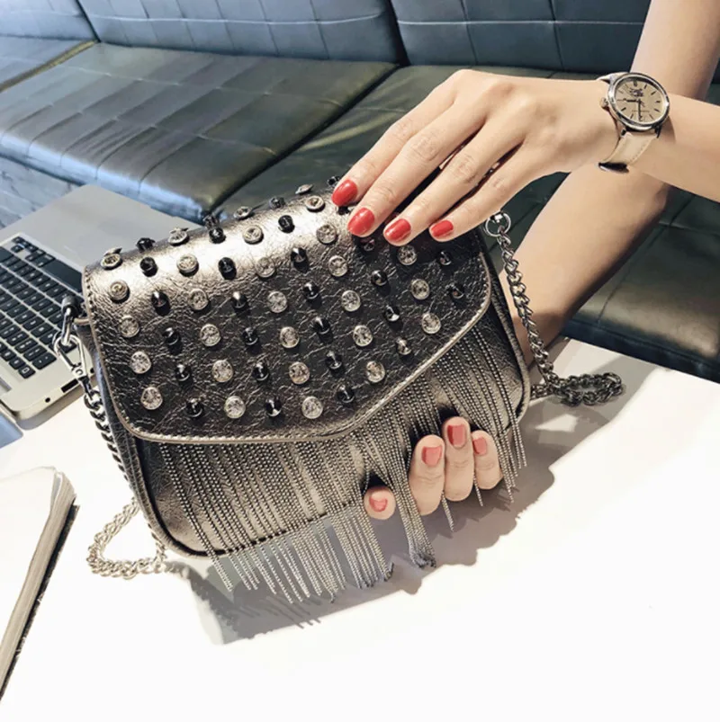 Модная простая маленькая квадратная сумка со стразами, женская дизайнерская сумка, высококачественная искусственная кожа, заклепки, кисточка, цепь, сумки через плечо