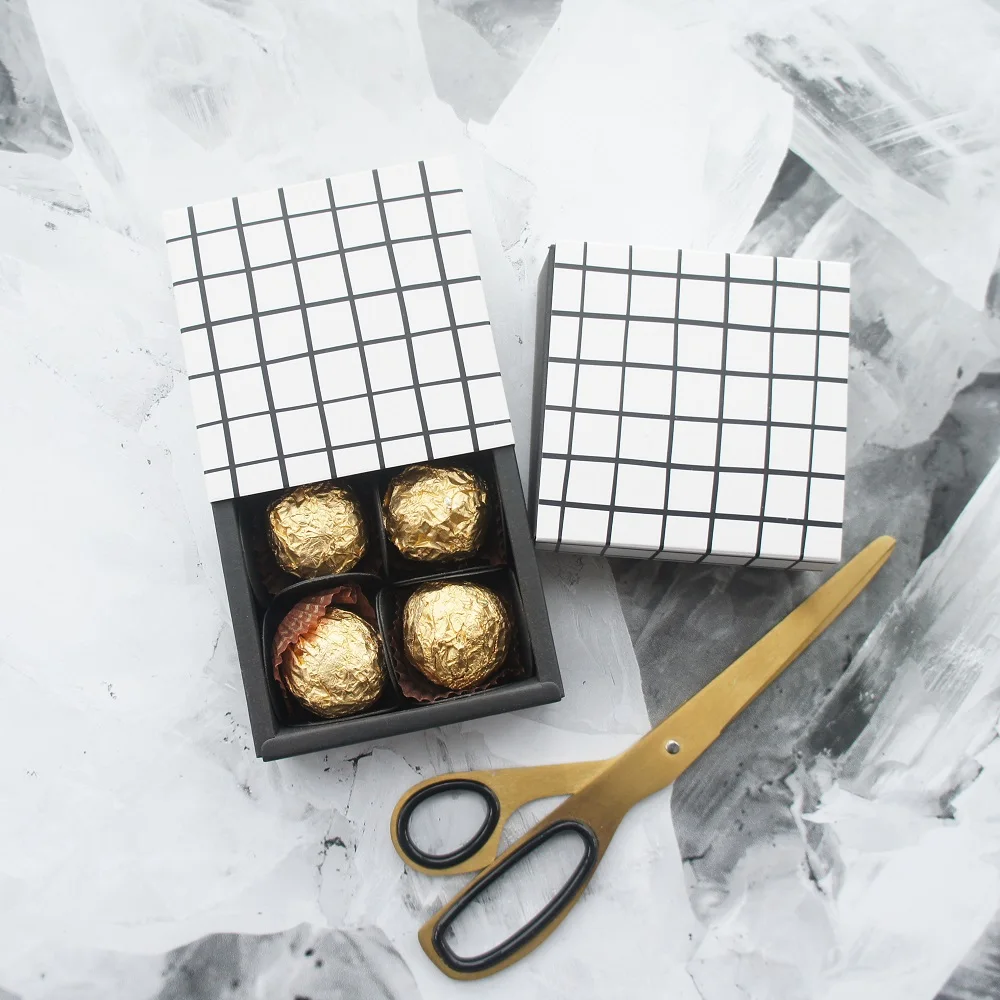 

8.9*8.9*3.5CM black white Lattice grid pattern 10 set Chocolate Paper Box valentine Christmas Birthday Party Gifts Packing Boxes
