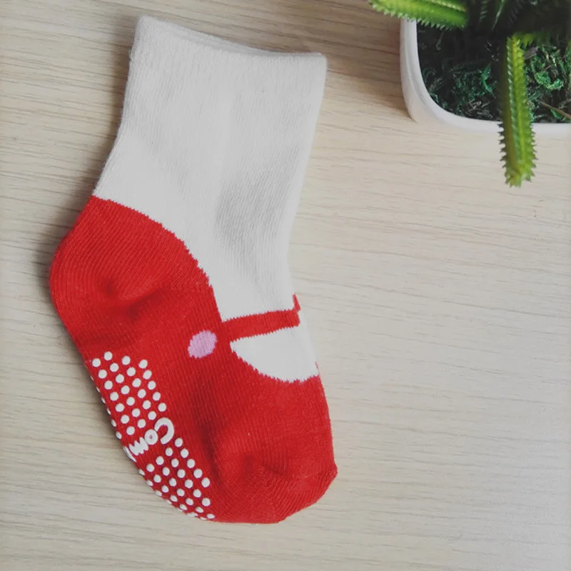 Осенне-зимние короткие носки для маленьких девочек детские Нескользящие короткие носки с противоскользящей подошвой для детей, одежда для новорожденных девочек - Цвет: red