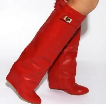 Prova Perfetto/модные сапоги до колена из натуральной кожи, с ремешком и акулой, с острым носком, в байкерском стиле, на танкетке, на высоком каблуке - Цвет: red