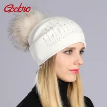Geebro бренд Для женщин помпонами Шапки зимние теплые Вязание енота шапка с меховым помпоном шапка для Для женщин женские Стразы шапки бини шапки DQ063