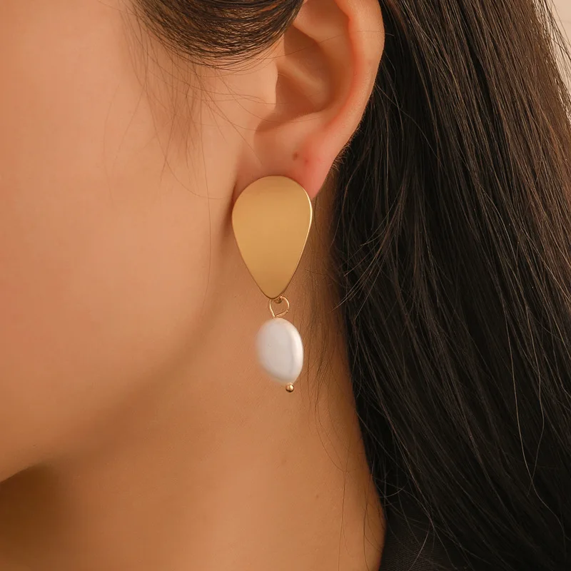

2019 Trendy Korea Design Metal Gold Water Drop Natural Imitation Pearl Stud Earrings for Women Girl Gift