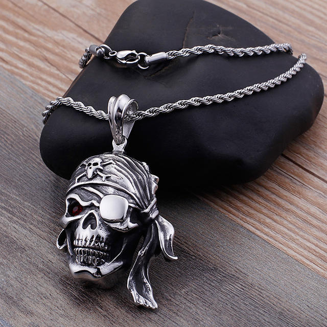 STAINLESS STEEL PIRATE SKULL NECKLACE
