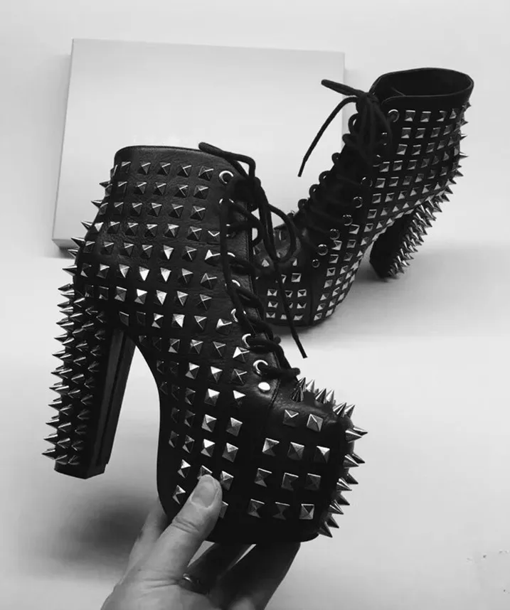 Черные женские ботильоны из натуральной кожи; зимние ботинки на платформе с шипами; Botas Mujer; обувь в стиле панк с заклепками; bottine femme; женские короткие ботинки; Botines