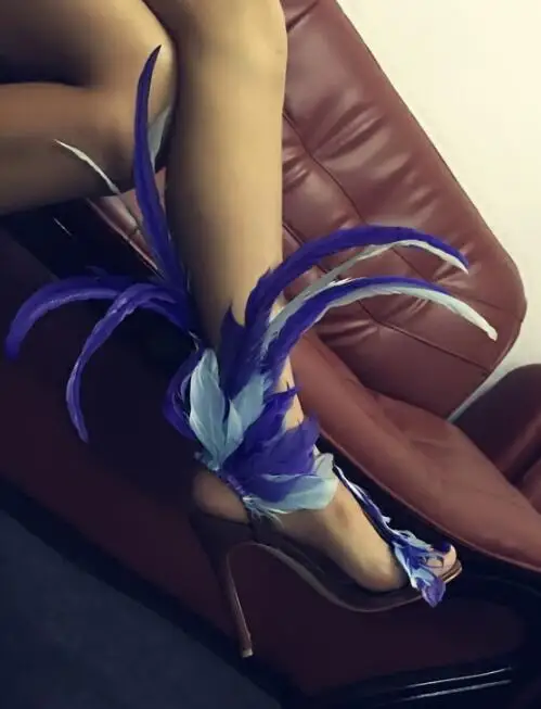 Jawakye уникальный дизайн синее перо женские босоножки Т-образным ремешком пикантные Клубные вечерние Римские сандалии женщина большой