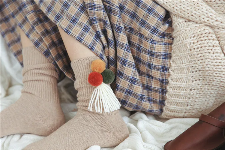 Новые модные женские носки с помпонами женские осенние зимние толстые теплые шерстяные носки кисточки шар-помпон Повседневная шикарная винтажная 1 пара