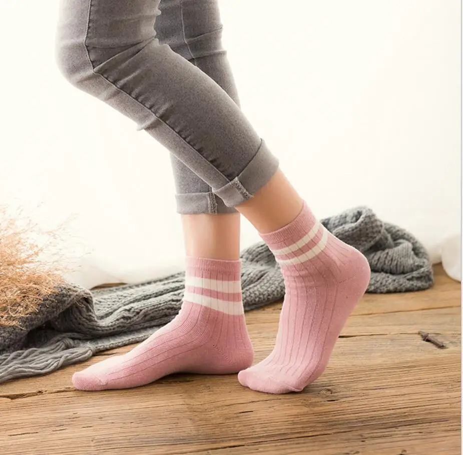 девочки в розовых носках. цветные чулки. розовые носочки для девочки. девушки в розовых носочках. девушки в розовых носках.