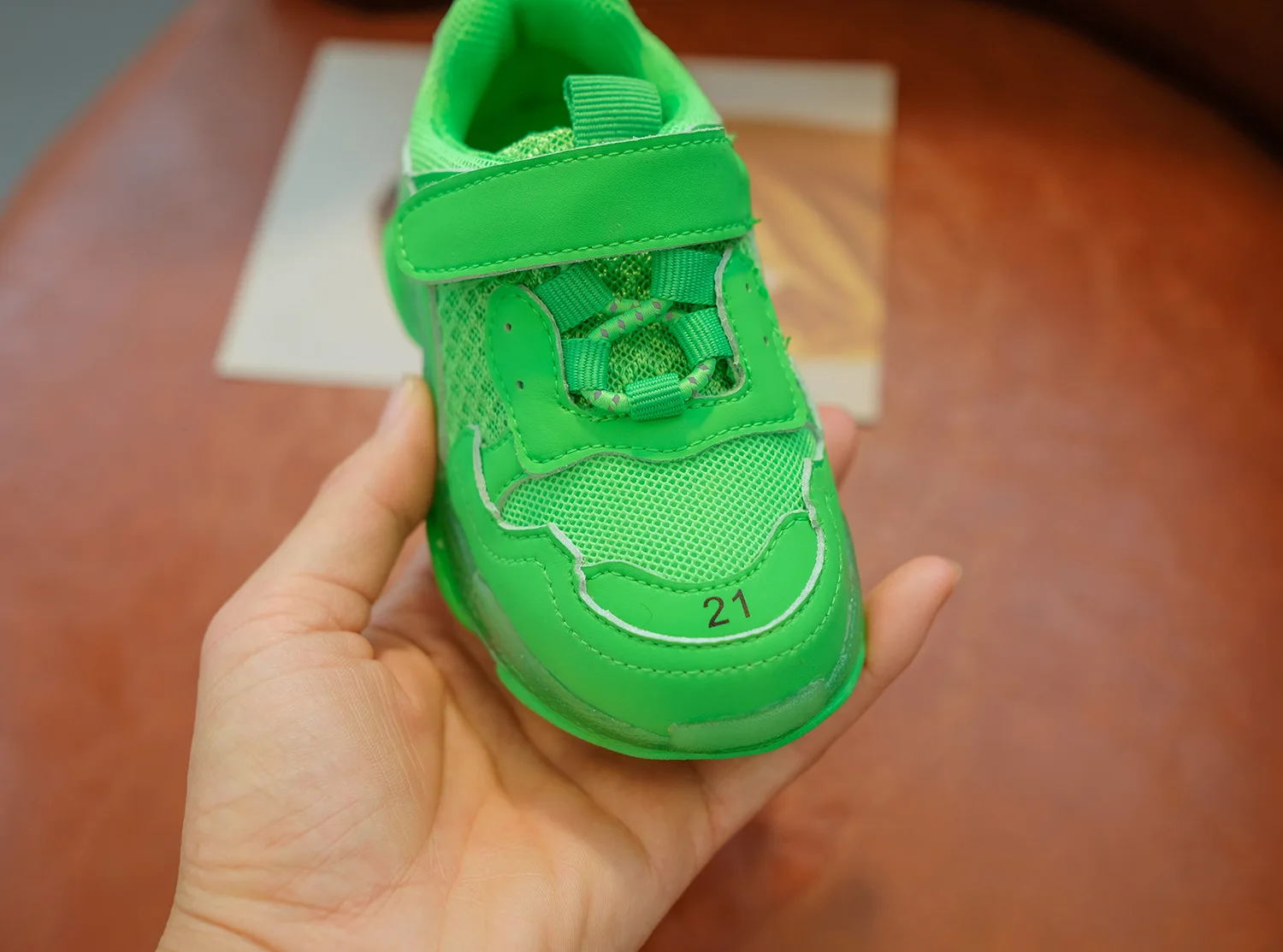Сетчатые кроссовки для маленьких мальчиков и девочек, детские повседневные кроссовки с сенсорным ремешком, модная детская брендовая обувь, цвет зеленый, желтый, белый