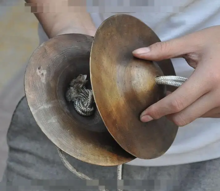 кроталы музыкальный инструмент древней греции. кимвалы музыкальный. манджира музыкальный инструмент. кимвалы древней греции. древнеегипетские бронзовые тарелки музыкальный инструмент.