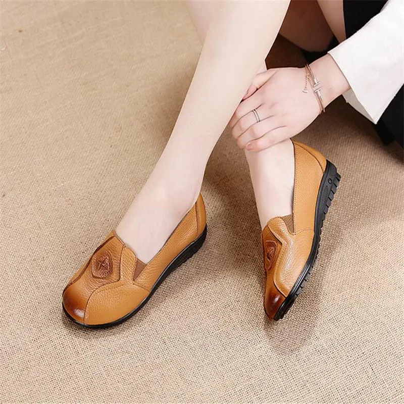 

Genuine Leather women's shoes 2019 spring mother shoes leather square dance flat non-slip breathable shoe large size Female shoe