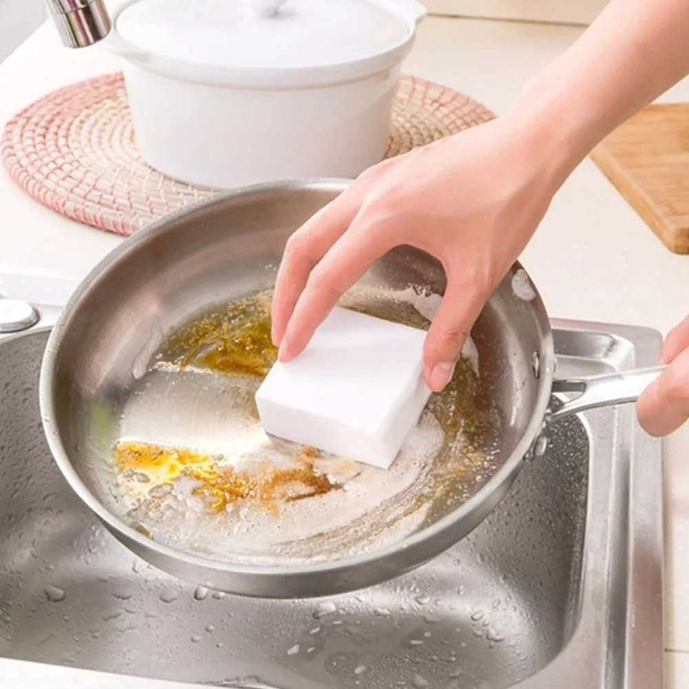 Меламиновая губка для посуды. Меламиновая губка для матирования. Мытье меламиновой губкой. Можно ли мыть посуду меламиновой губкой. Губка для мытья посуды и протирки поверхностей.