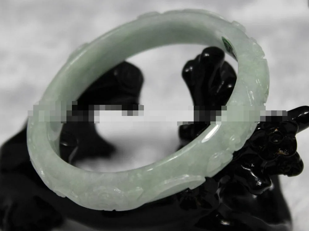 

2941 VINTAGE BEAUTIFUL HAND-CARVED GREEN JADEITE JADE GEMS BANGLE BRACELET