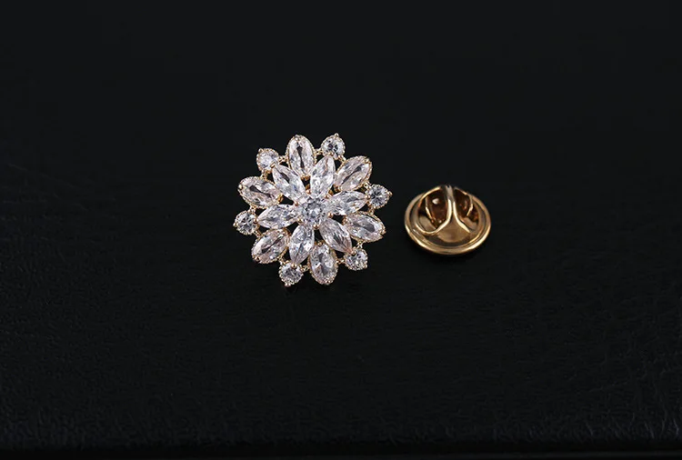 CINDY XIANG Cubic Zirconia Flower Brooches For Women And Men Unisex Wedding Coat Pin Copper Material Fashion Jewelry New Arrival