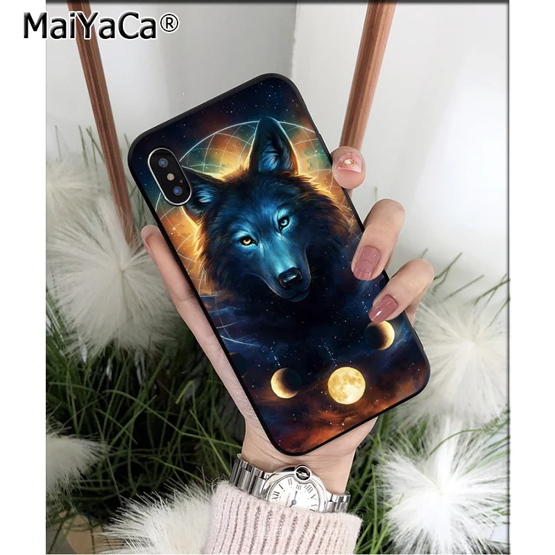 Moon roaring wolf