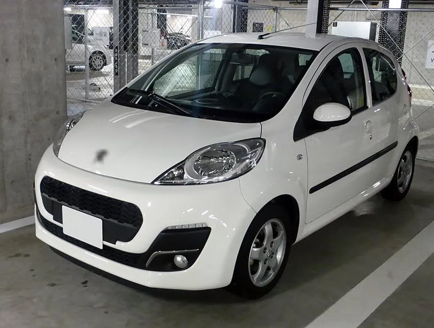 Peugeot_107_5door_front