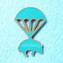 Пользовательские синий Оранжевый Задняя краска цинковый сплав свинья и парашют мягкие эмалированные булавки с штампом