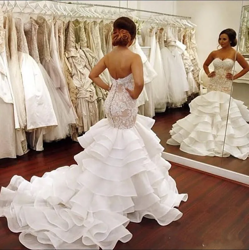 

New Coming Meramid Wedding Dress Backless Sleeveless Customized Bridal Gowns with Lace Appliques Ruffles Butons Sweep Train Long
