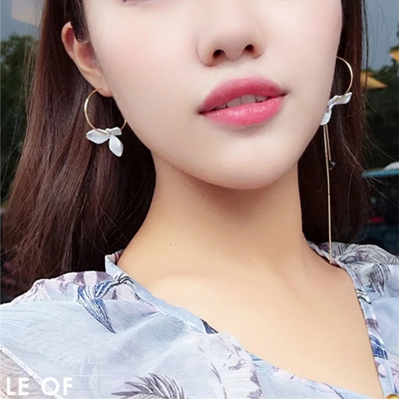 

Fashion Temperament Charming Asymmetry Flower Drop Earring Women's Hangs for Wedding / Bridal Party Earring