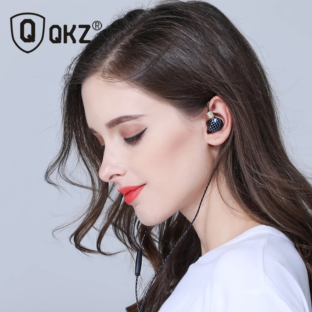 наушники для артистов. наушник у певцов. наушники для певцов. певцов уши. певцы с наушниками.