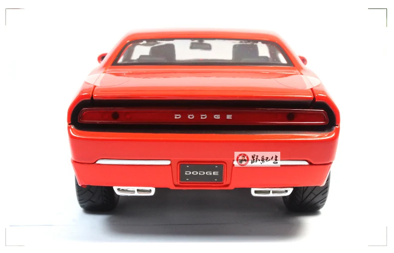 В 1:18 2006 Dodge Challenger имитационная модель статической модели из сплава Автомобильная модель украшения