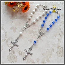 50 шт./лот католической Детская подарки на крещение белого и синего цвета Стекло браслет с розами детские подарки для причастия религиозных Десятилетие Мини четки