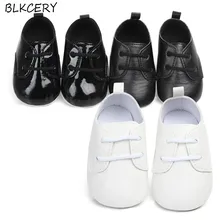 Обувь для новорожденных мальчиков; кожаные мокасины для малышей; повседневные кроссовки с мягкой подошвой для малышей; однотонная обувь белого и черного цвета для прогулок