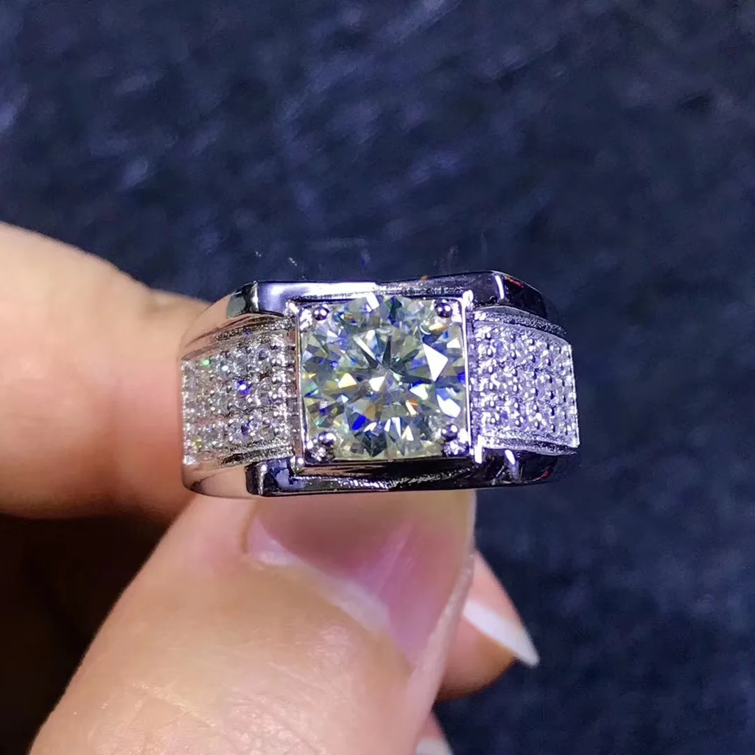 Мужские кольца Moissanite, в настоящее время самые популярные драгоценные камни, имеют высокую твердость, сравнимую с бриллиантами. 925 серебро