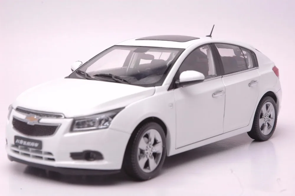 Cadillac SRX 2014 SUV model in scale 118 (1)