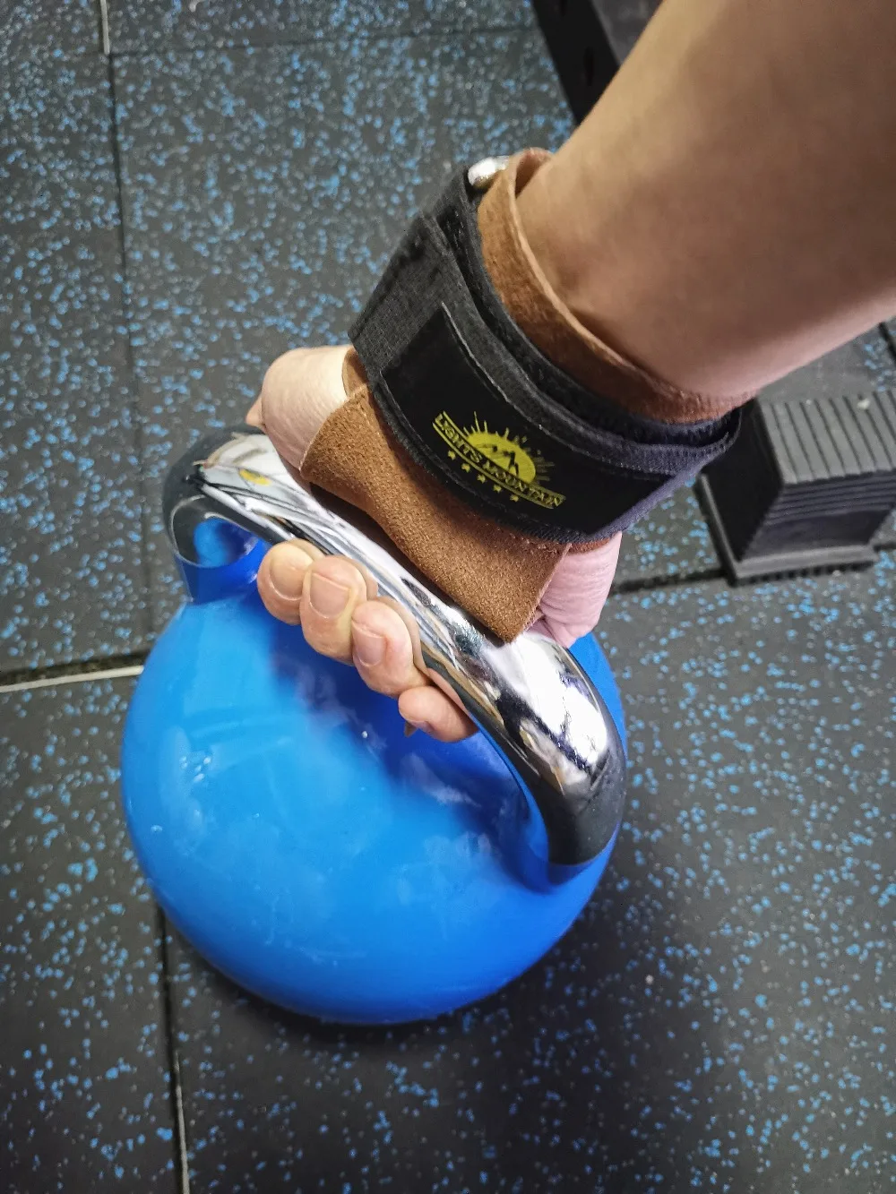 Кожаные, для спортзала ручной перчатка для схватывания уменьшить рукой разрывая отлично подходит для Гиря для Кроссфит Гимнастика