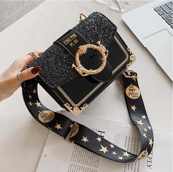 

New Retro Women's Small Square Bag 2019 New Exquisite Carved Crossbody Bag High Quality Patent Leather Shoulder Bag Female