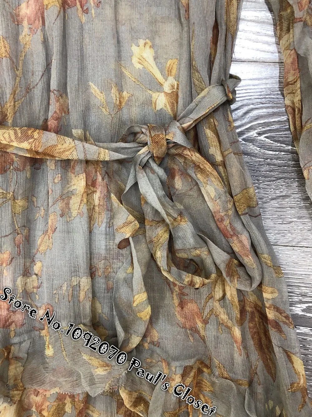 Для женщин рябить отделкой v-образным вырезом Серый неукротимая каскад Floral-print Silk платье с поясом
