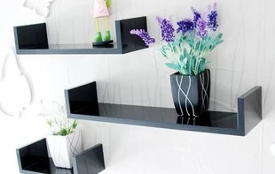 Небольшие полочки для цветов. Настенные полки для цветов. Полки настенные навесные для цветов. Навесная полка с цветами. Полки для цветов на стену.