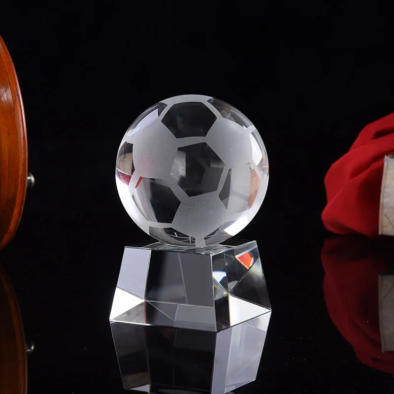 Beste Home Decoratie Accessoires 8 cm Kristal Voetbal Oppervlak Laser Feng Shui Sport Glas Bal Desktop Decoratie Craft Gift
