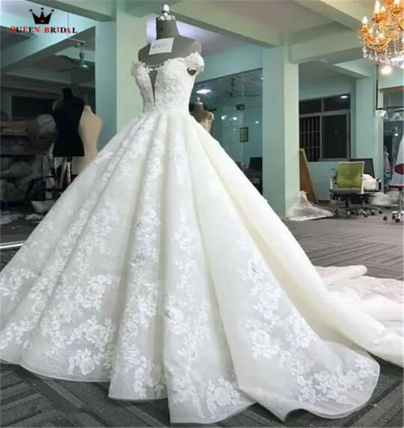 

Custom Made Empire Fluffy Tulle Lace Appliques Luxury Wide Train Luxury Vintage Ivory/White Bridal Wedding Dresses KB04