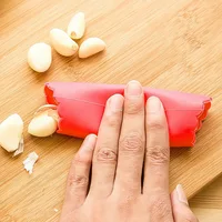 1 PC Magic ซิลิโคนกระเทียม Peeler ผัก Peel Easy Peeler กระเทียม Stripper Tube Peeling ครัวเครื่องมือ Drop Shipping 4