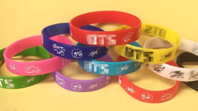 

100 pcs/bag KPOP Boys wristband signature Jun Ki Jin j-hope printed band Silicone toys