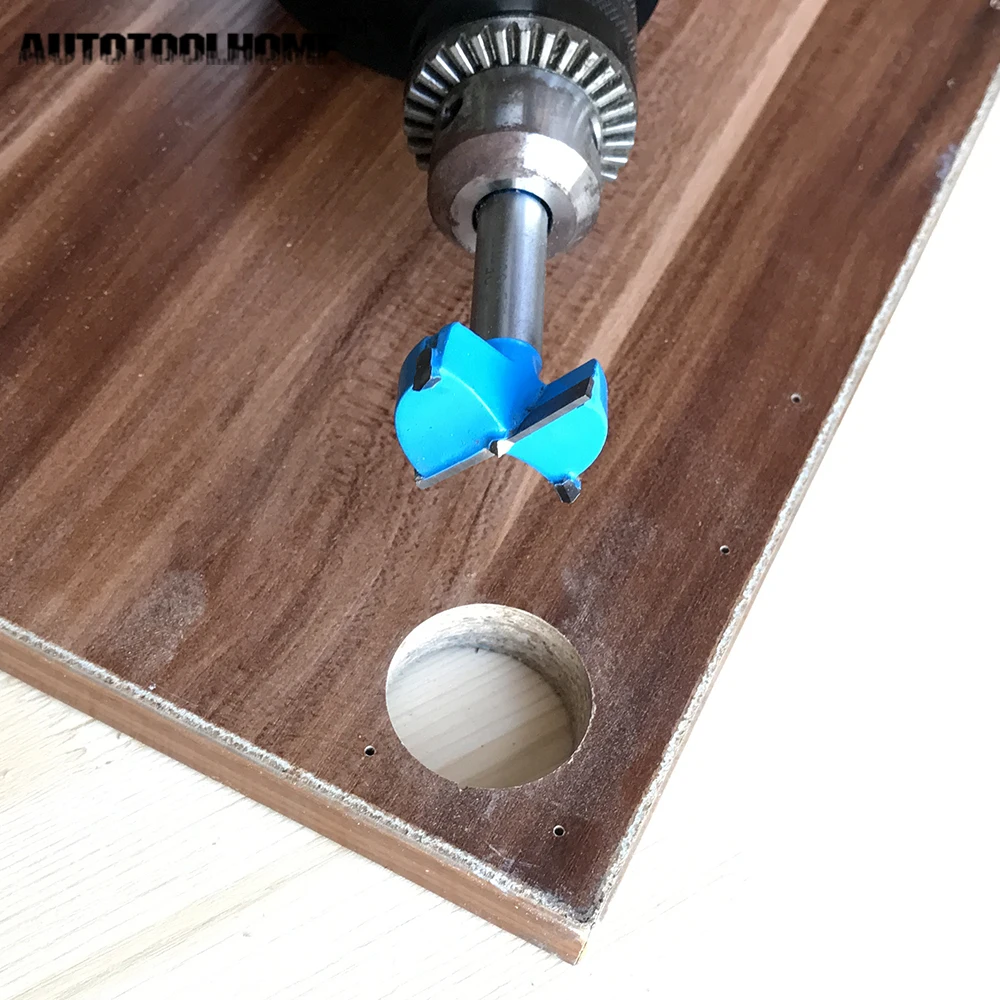 Сверление отверстий в фанере. Как сделать отверстие в дсп. Отверстия в лдсп. Как сделать отверстие в дсп. Самодельный кондуктор для шпунтов.