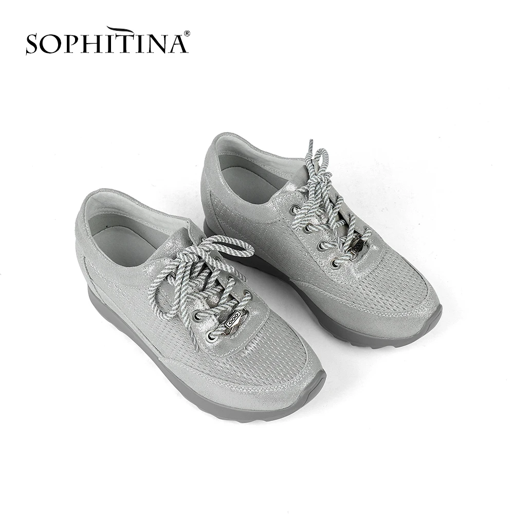 SOPHITINA/Кроссовки на все сезоны, выполнены из натуральной кожи серого цвета. Комфортные кроссовки на сплошной подошве со шнуровкой, которая позволяет регулировать ширину изделия. Модель украшена перфорацией. SO187