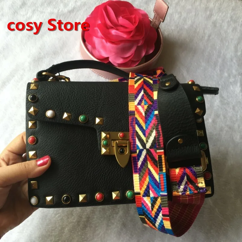 

A messenger bag diamond with a retro wide-shouldered clasp clasp