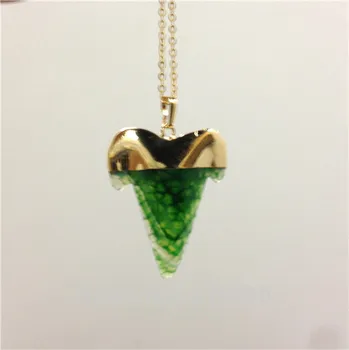 

H-QN129 Green Agat Shark Teeth Charm Pendant Necklace with Gold Color Chain