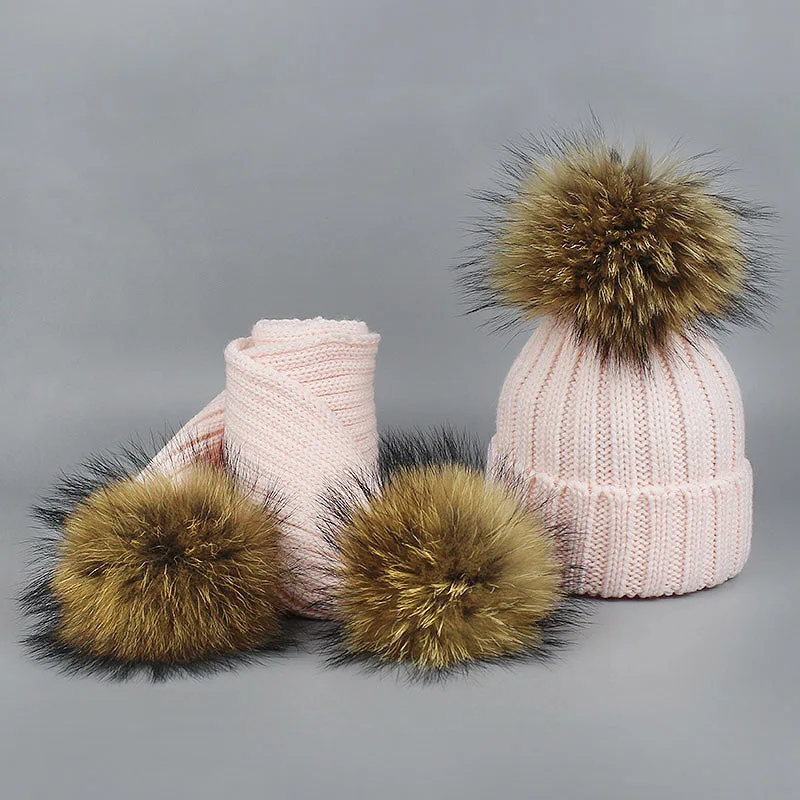 Шапка с помпонами для мальчиков и девочек, теплые вязаные с помпоном из меха, шапка с помпоном и шарф, комплект, детская зимняя шапка с помпоном из натурального меха енота, Skullies - Цвет: Pink